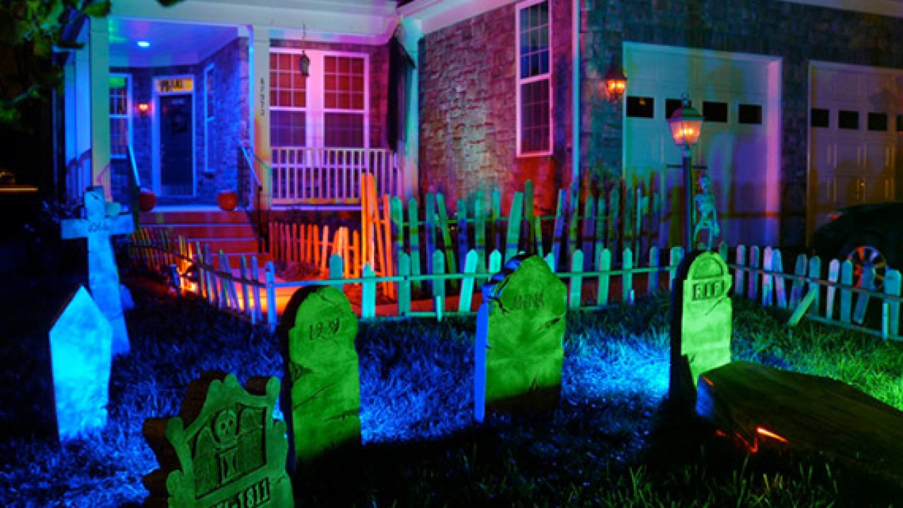 Outdoor Halloween Decorations And Lights To Spook Out Your House