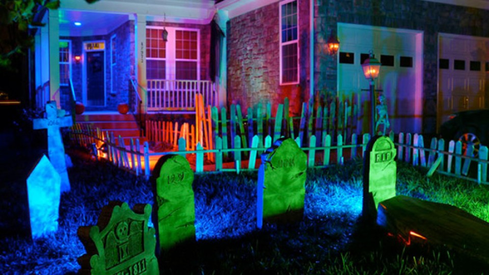 Outdoor Halloween Decorations and Lights to Spook Out Your House