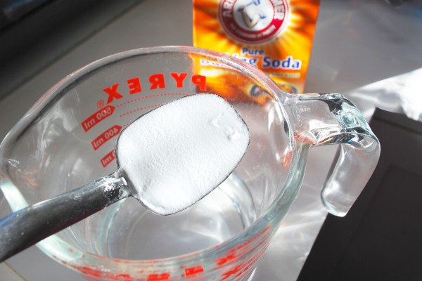 Making a baking soda solution to clean a microwave