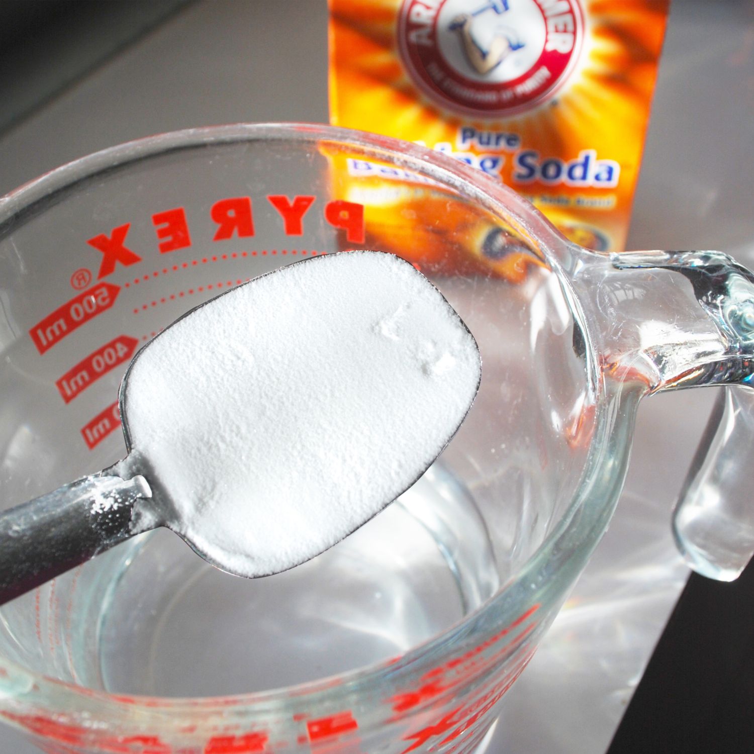 Making a baking soda solution to clean a microwave