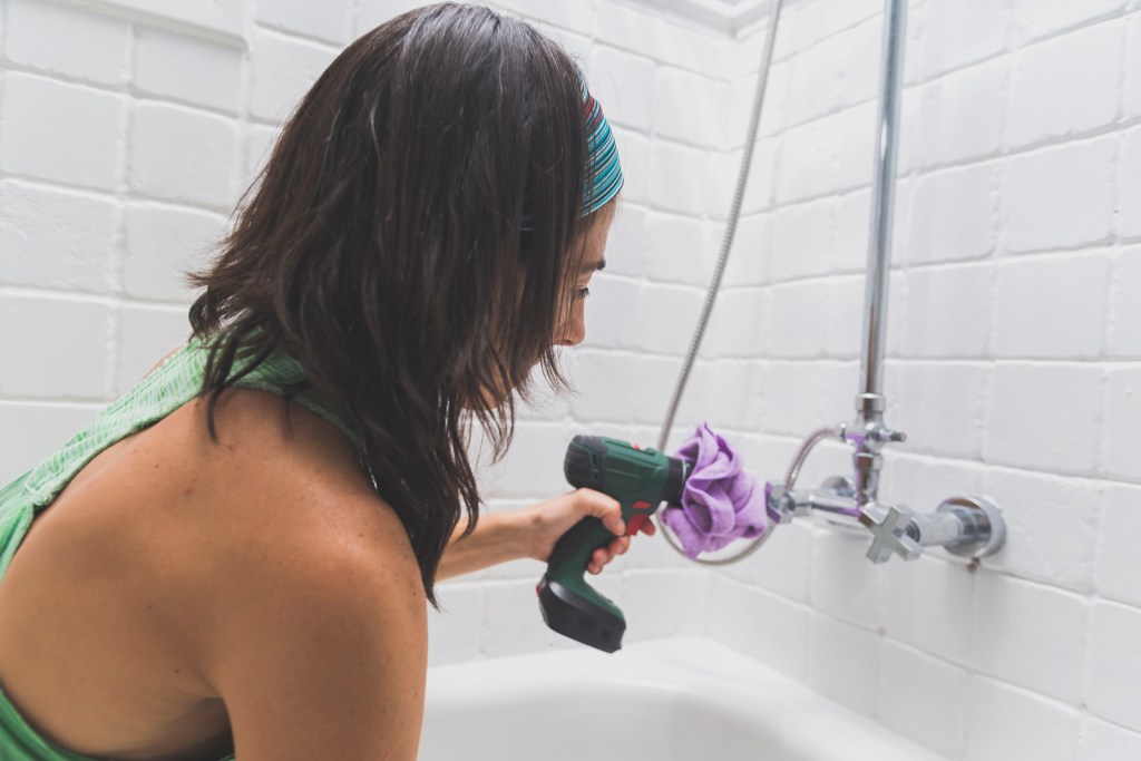 Using a drill to clean a bathtub