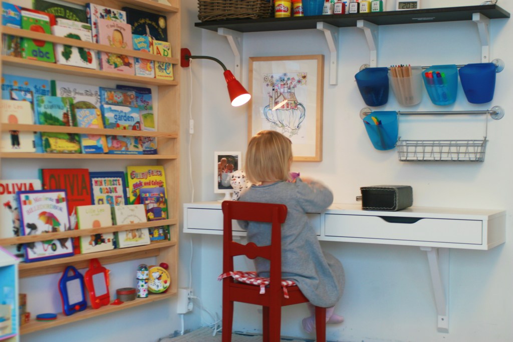 Magazine rack-style bookshelf for kids room
