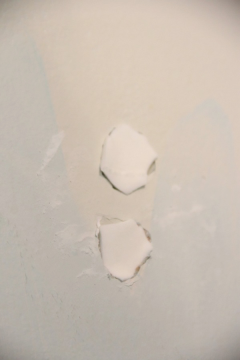 Lesli fixed a hole in her wall using makeup sponges