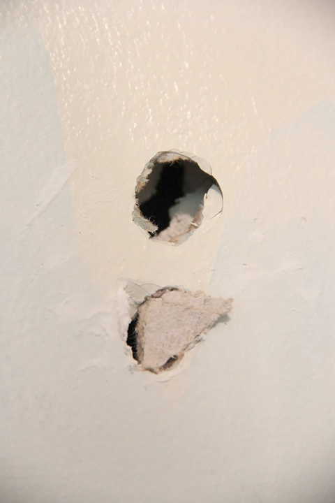 Лесли заделала дыру в своей стене с помощью губок для макияжа