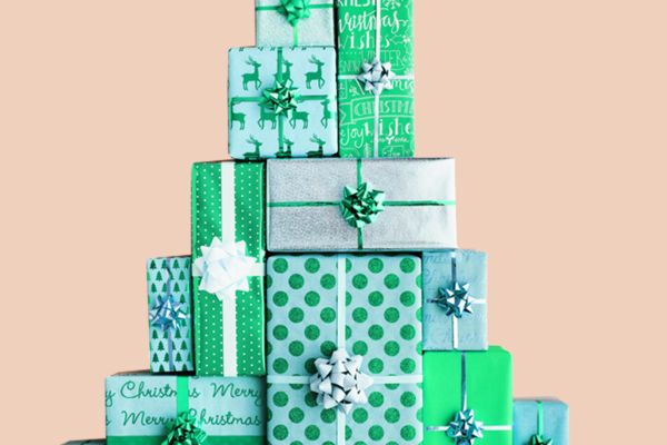 Gifts stacked in the shape of a Christmas tree | Organized
