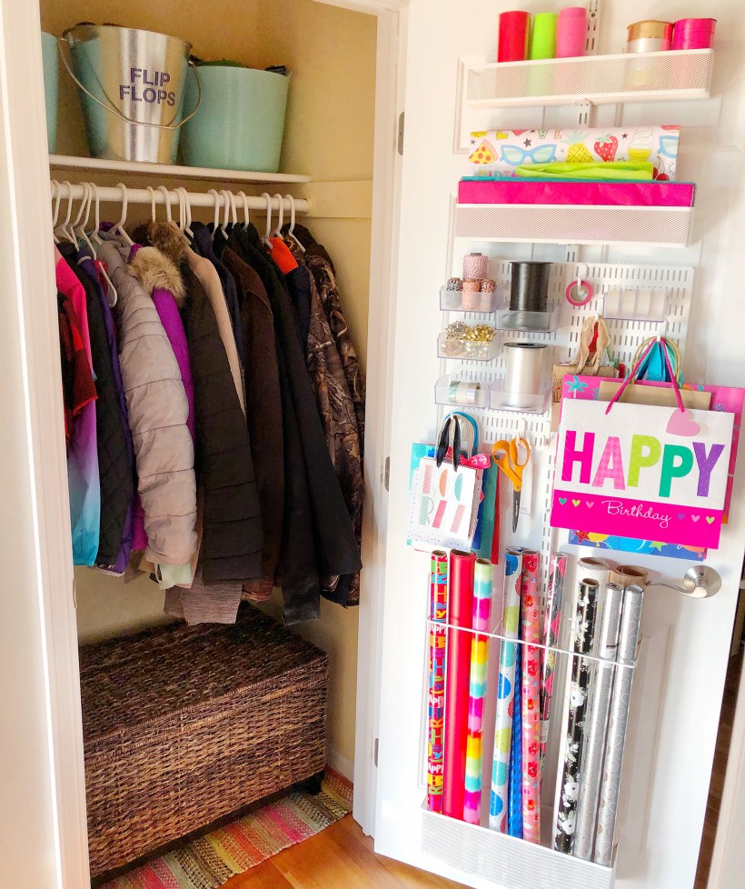 https://www.houselogic.com/wp-content/uploads/2019/04/closet-organizer-ideas-entry-after-retina_retina_90b0b5a890fb576f1c55d2b37aa77778.jpg?w=820