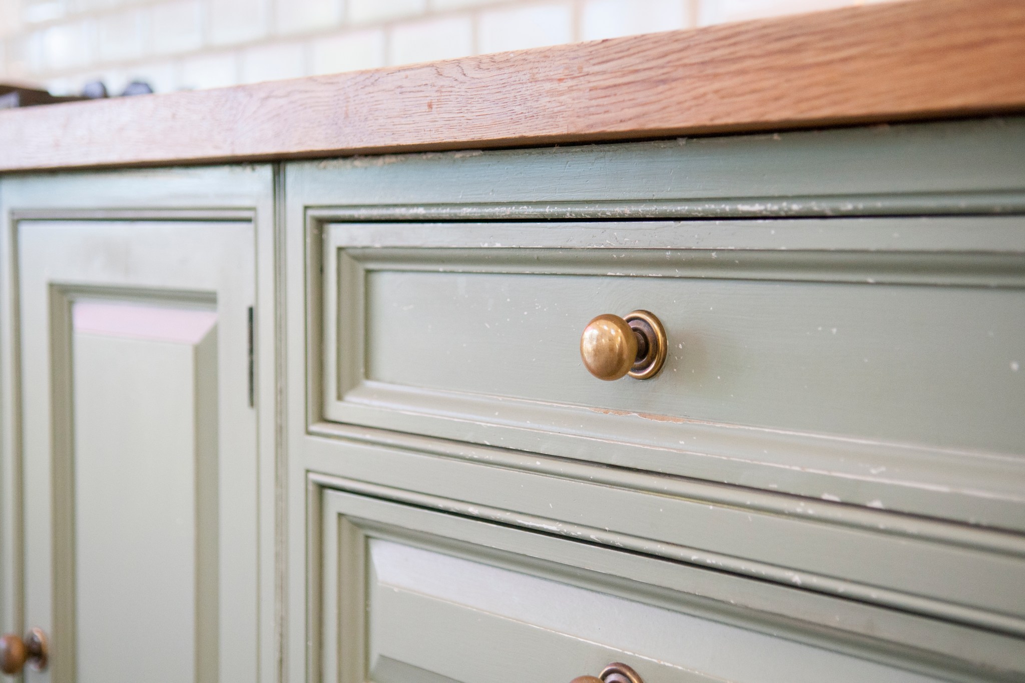 Kitchen Cabinets Versus Drawers - Pros, Cons