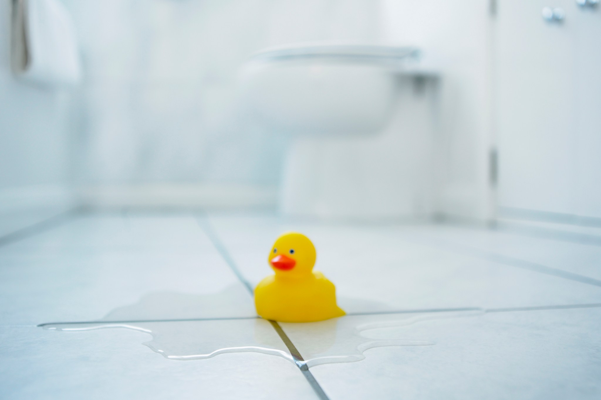 Seamless pattern with bath accessories - shampoo, rubber duck