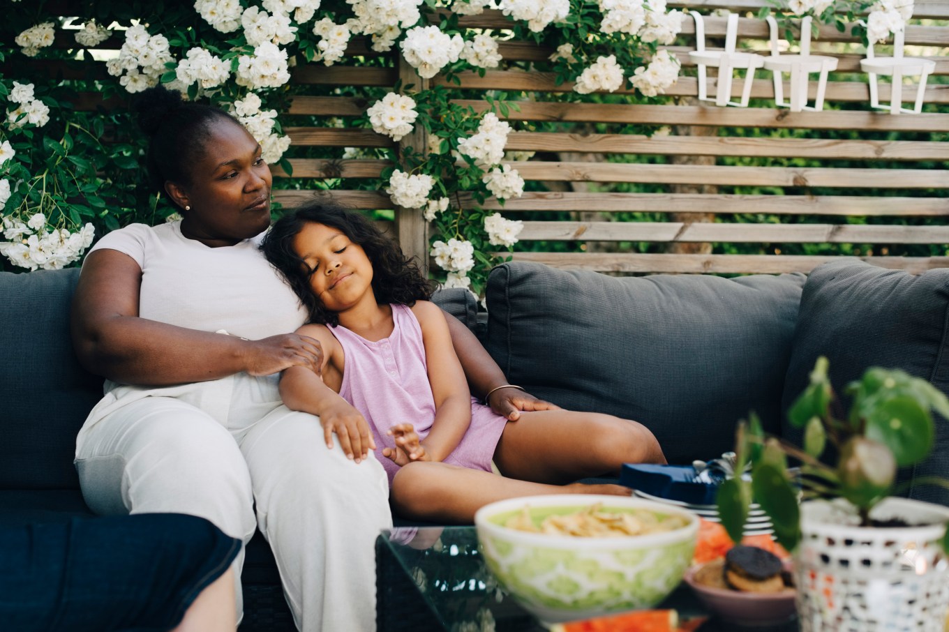 Backyard-spaces-kick-off-relaxing-summer-mother-daughter-family