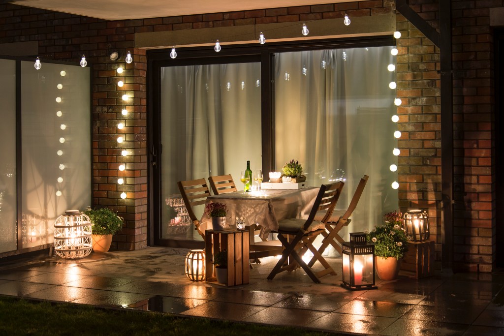 Outdoor-patio-light-ideas-night-string-lighting-lanterns