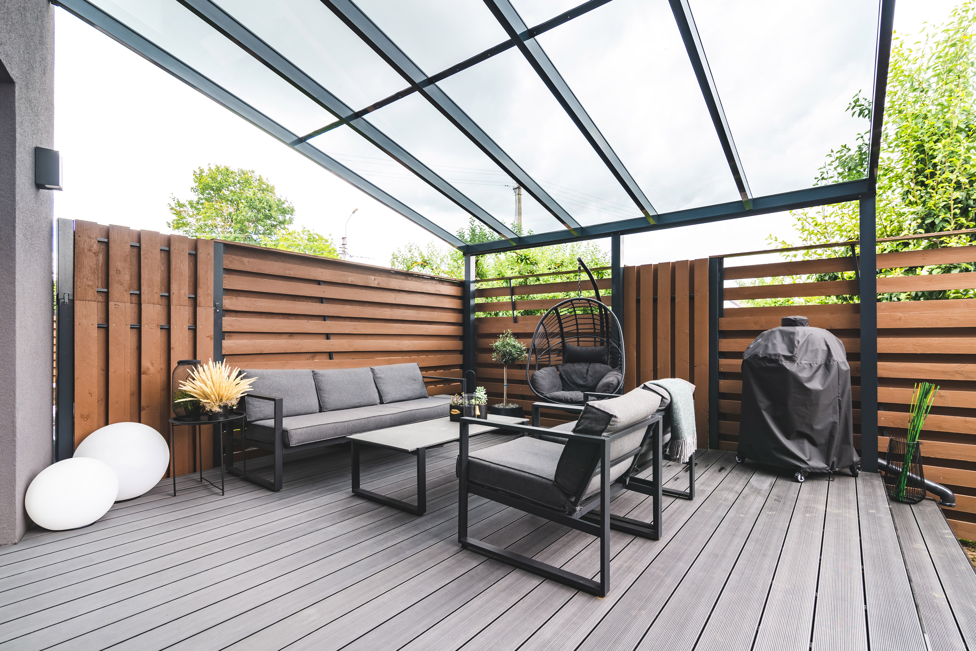 Private deck with a modern slotted fence and pergola.