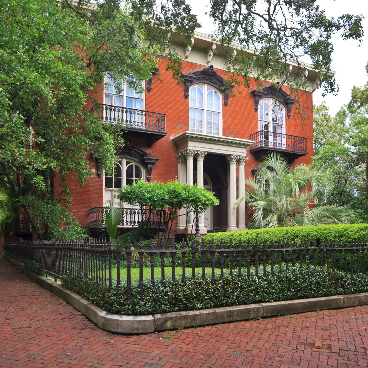 Photo of a historic home in Savannah, Georgia. See your consumer guide to buying a historic home for yourself.
