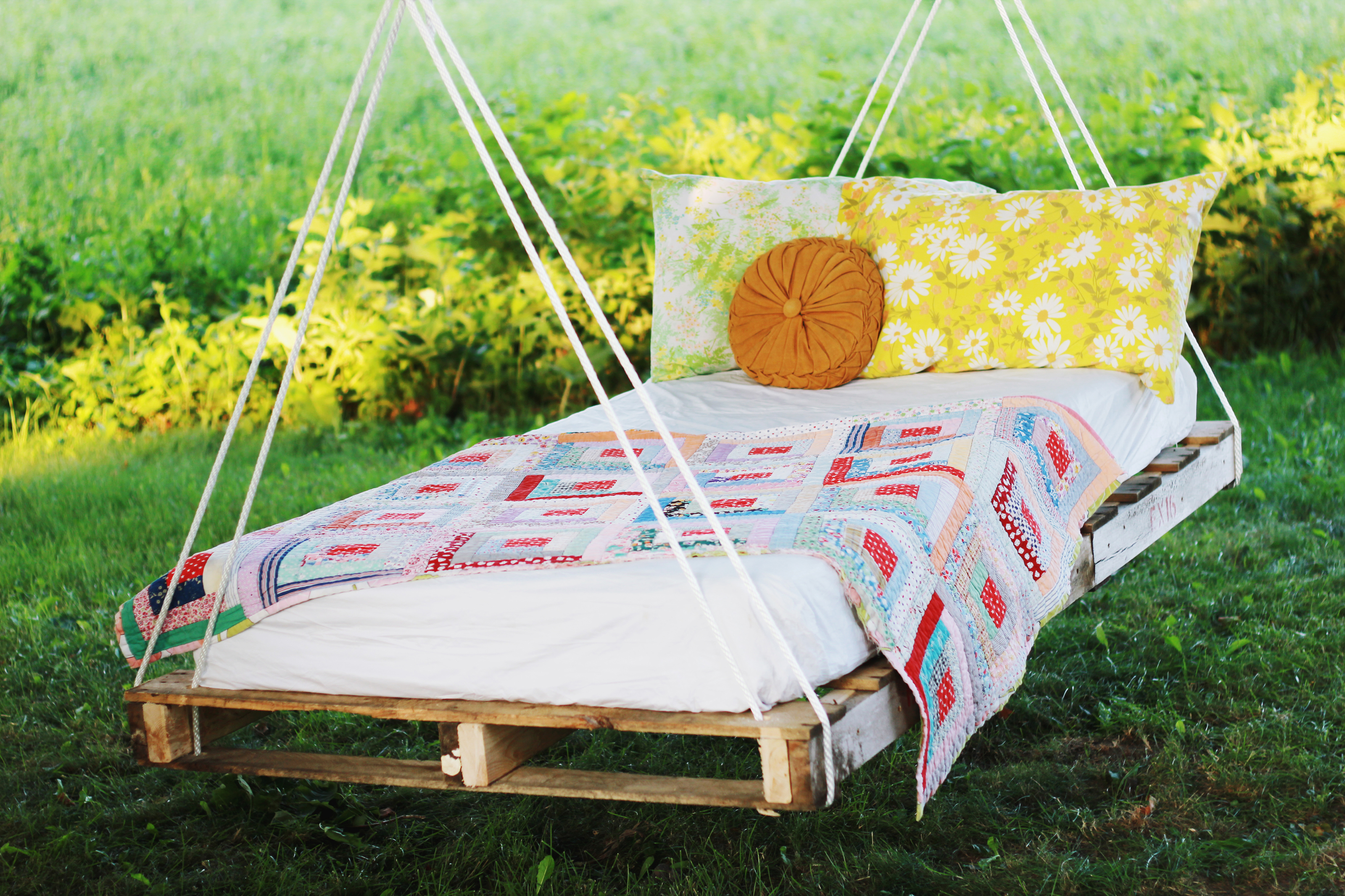 An outdoor bed pallet swing