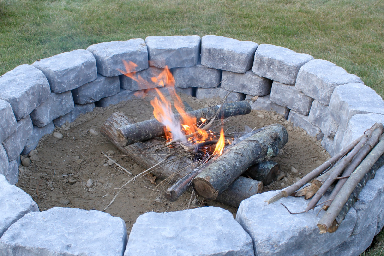 DIY firepit | DIY landscaping ideas