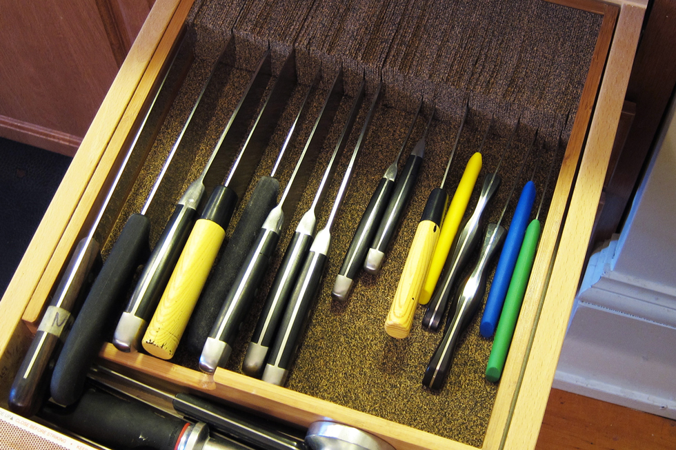 Knife dock in a drawer with knives