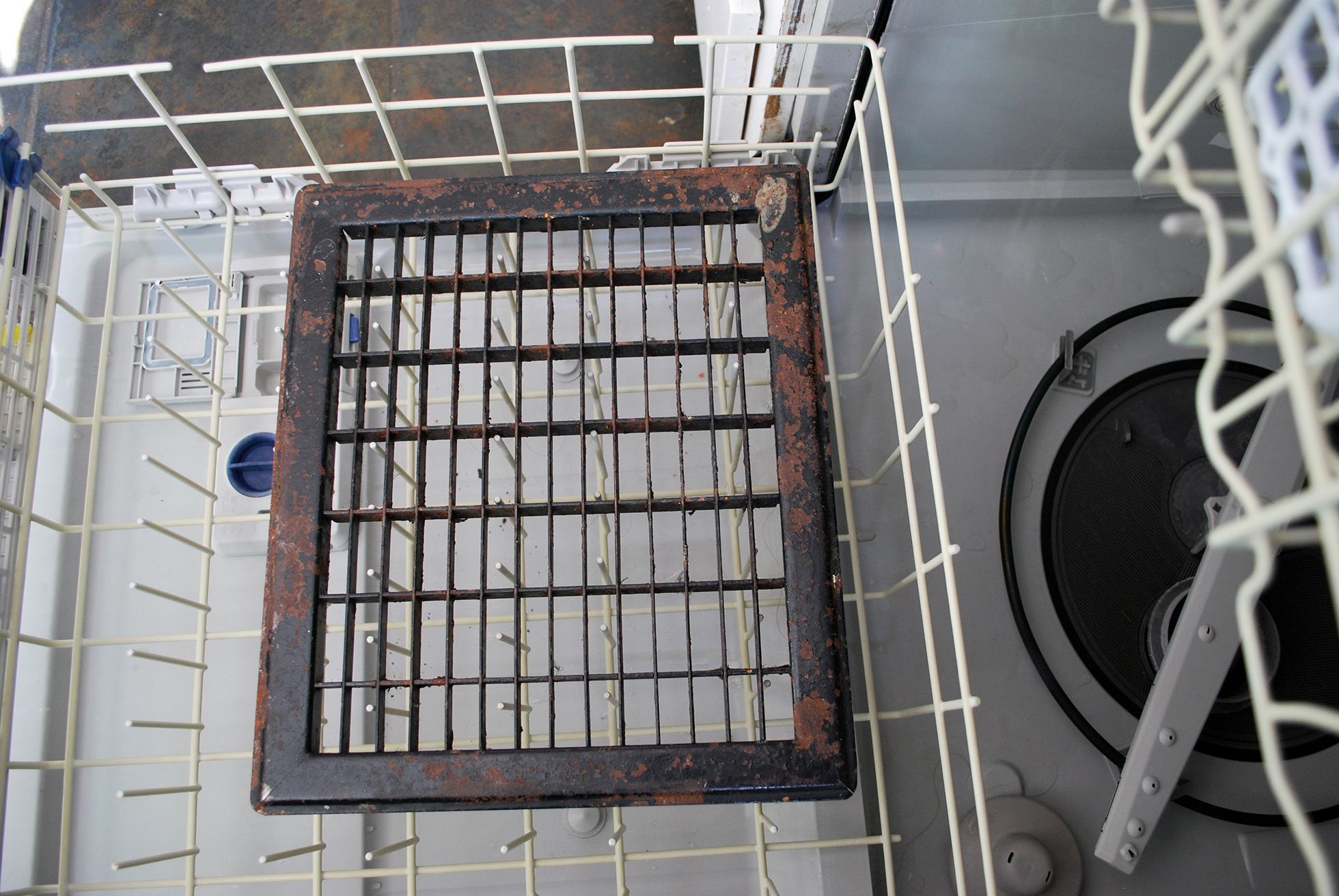 Cleaning floor vents in the dishwasher