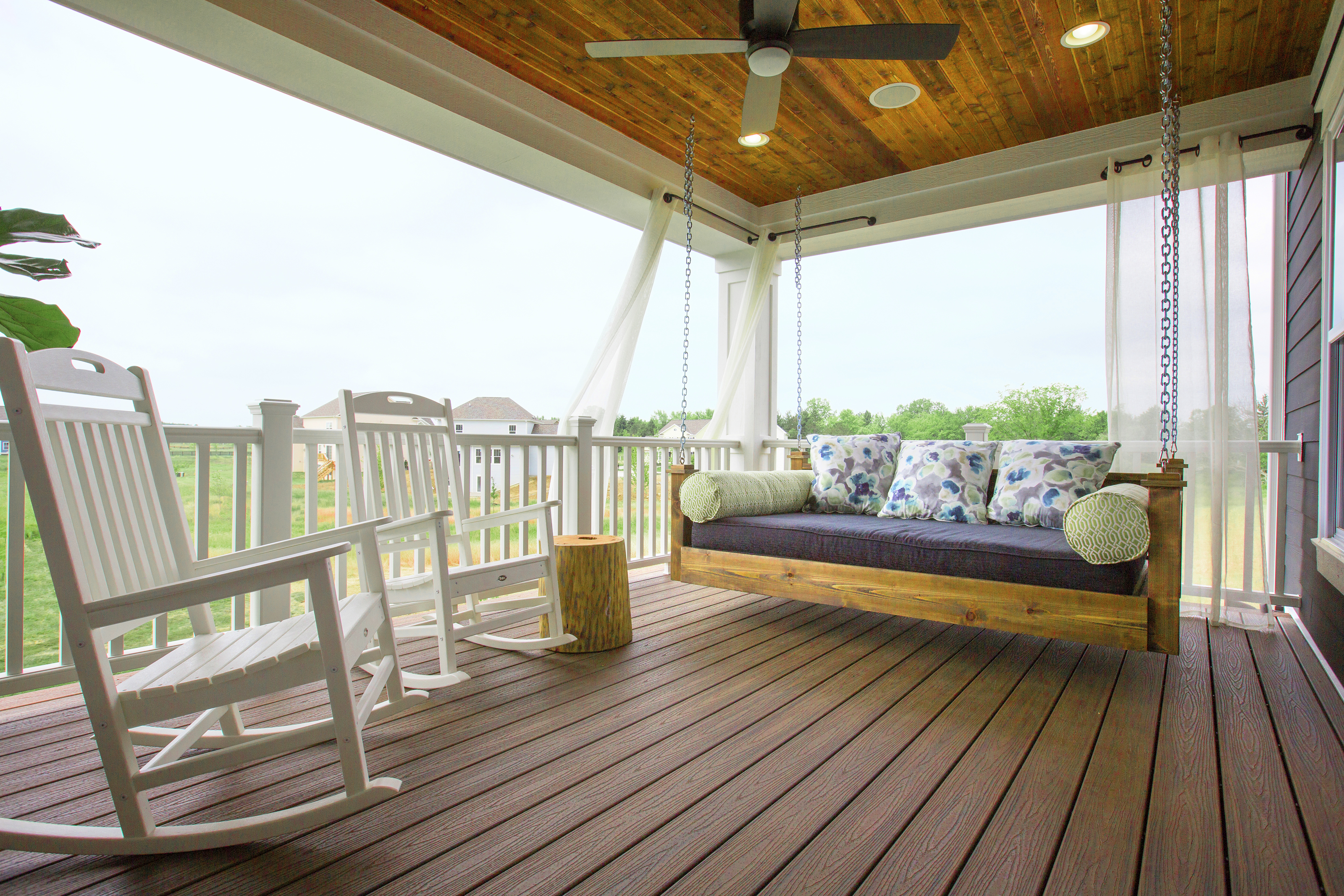 Low-maintenance composite decking