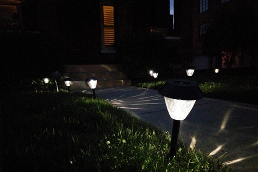 Outdoor solar walkway lights