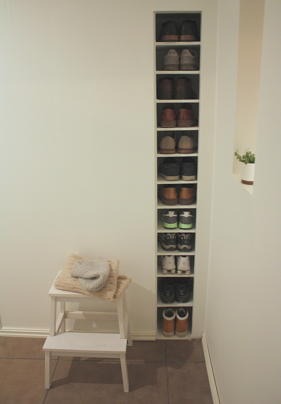 Built-in shelf storage in a wall