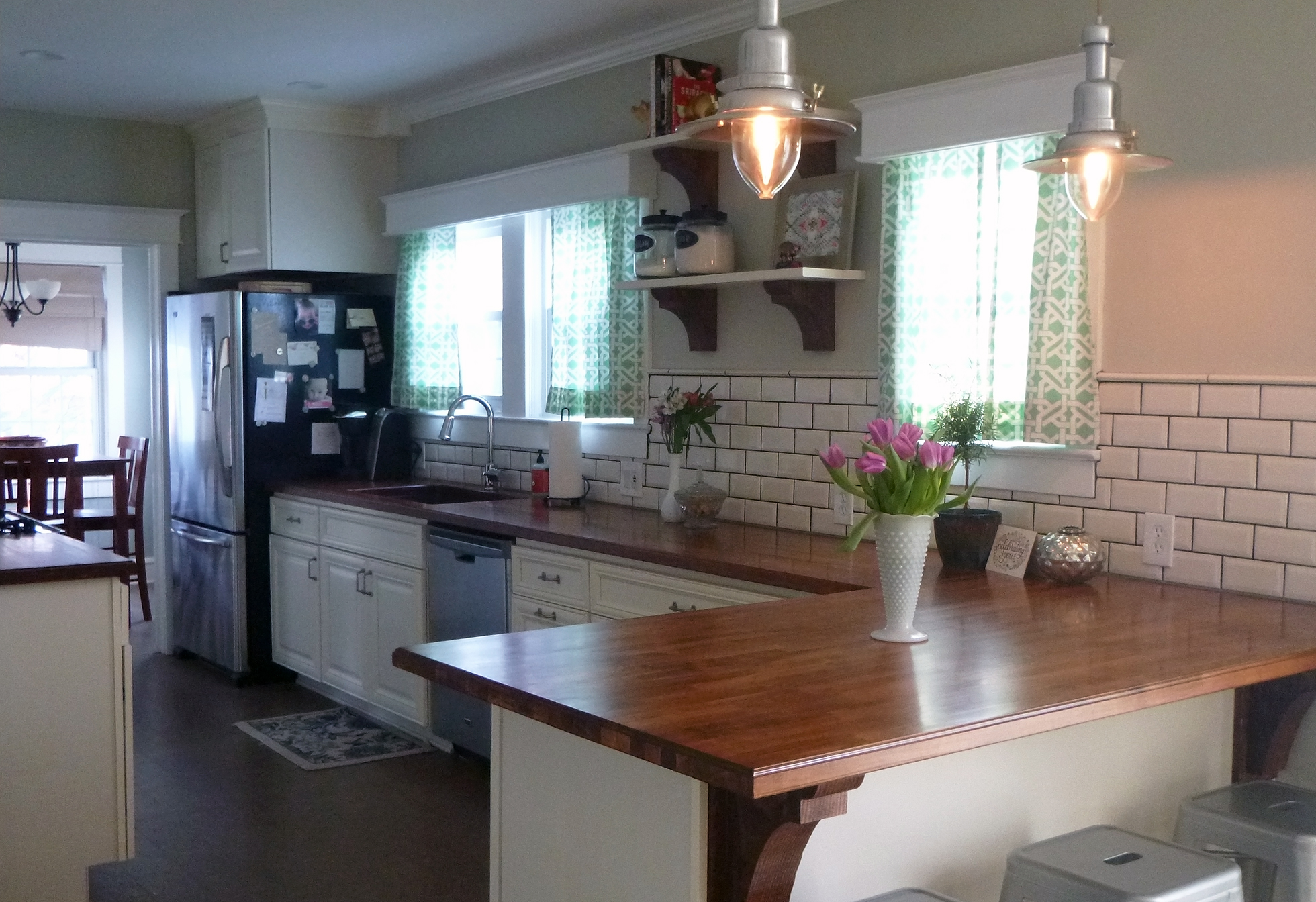 Transitional kitchen with a subway tile backsplash