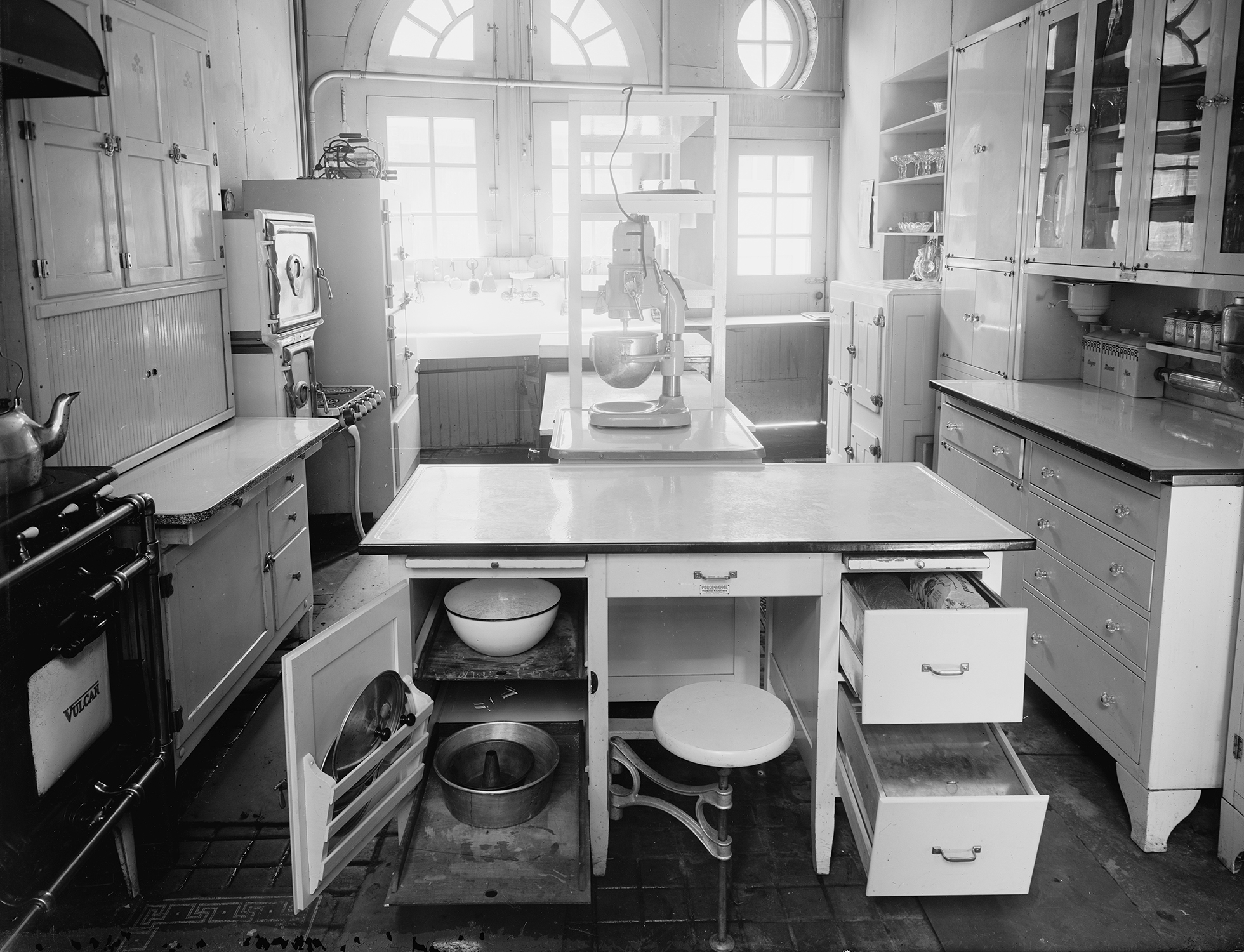 Vintage white kitchen image from Library of Congress